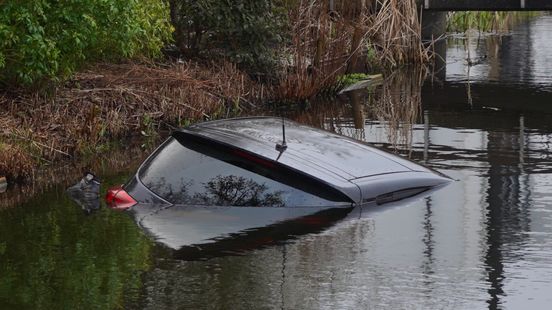 Auto kopje onder na aanrijding in Bergschenhoek. Auto kopje onder na aanrijding in Bergschenhoek.