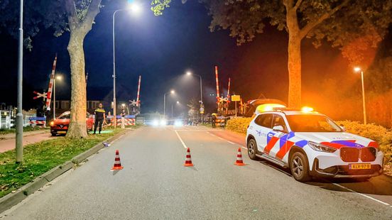 Automobilist rijdt fietser aan bij spoor en vlucht