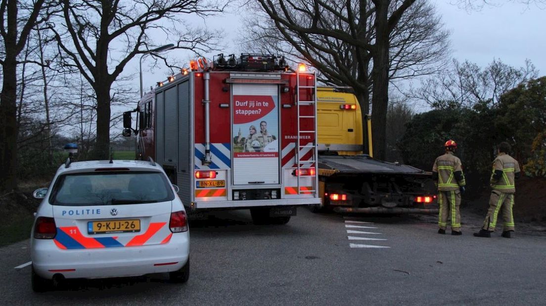 Auto tegen boom in Wierden