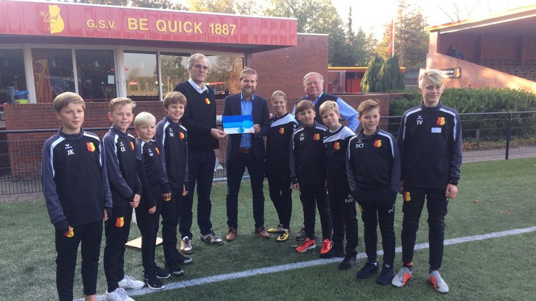 Hoofd jeugdopleiding, in het midden met baard, Bas Veldman neemt het KNVB-certificaat in ontvangst