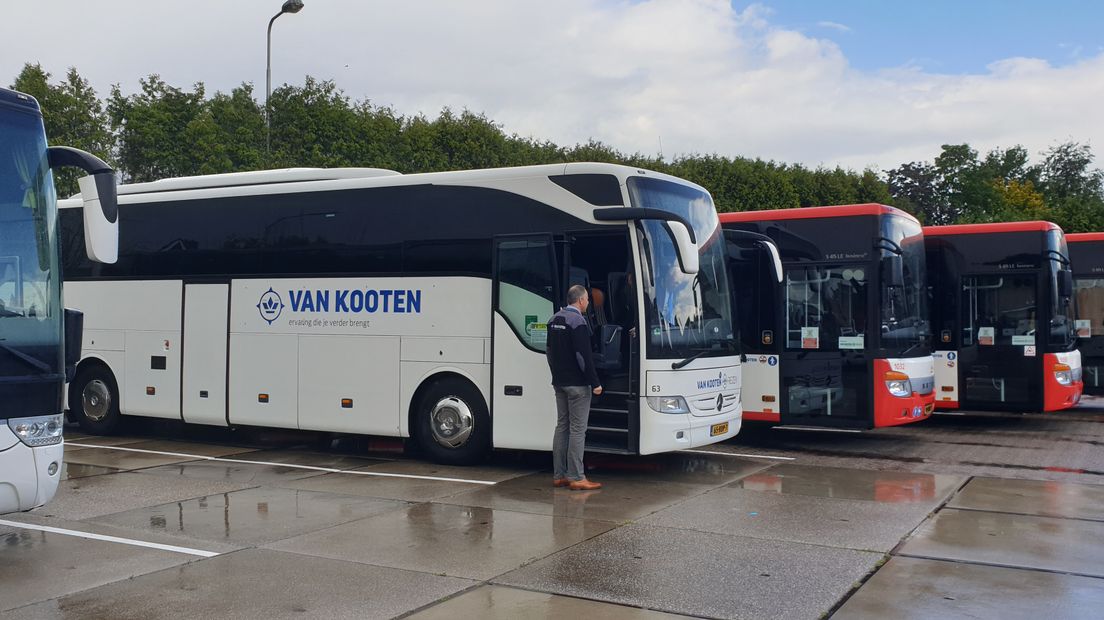 De schoongepoetste bussen staan al een paar maanden te blinken op hun parkeerterrein en het ziet er naar uit dat dit nog wel even zo zal blijven; de versoepeling van de coronamaatregelen gaat namelijk niet op voor de touringcarbedrijven.