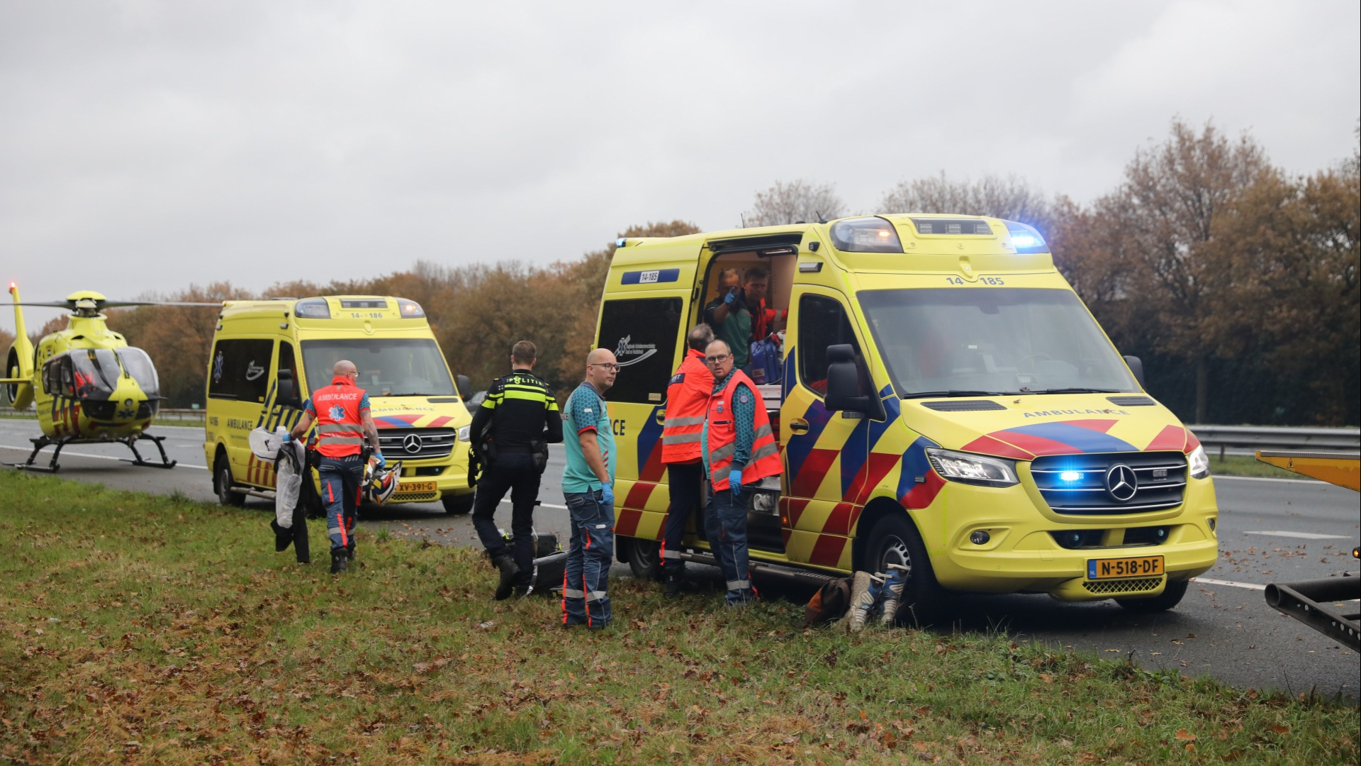 Motorcrossers rijden offroad langs A27, maar zien slootje over het hoofd: één gewonde