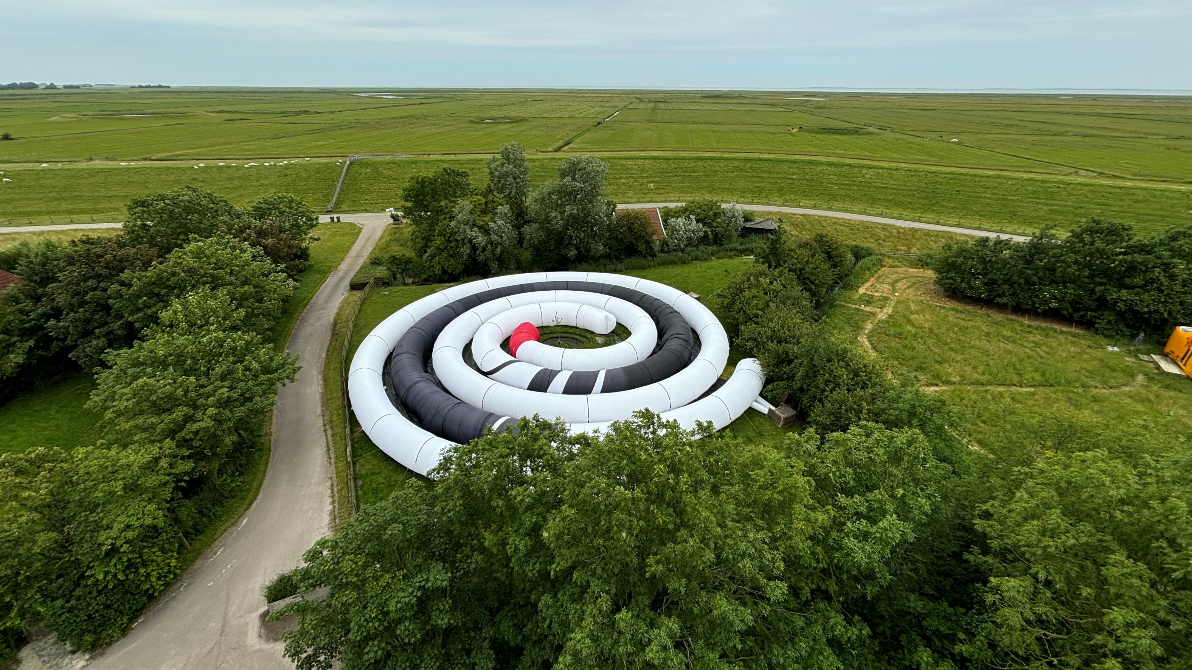 Keunstynstallaasje Curve: geastferromjende tunnel mei lûds- en byldeffekten
