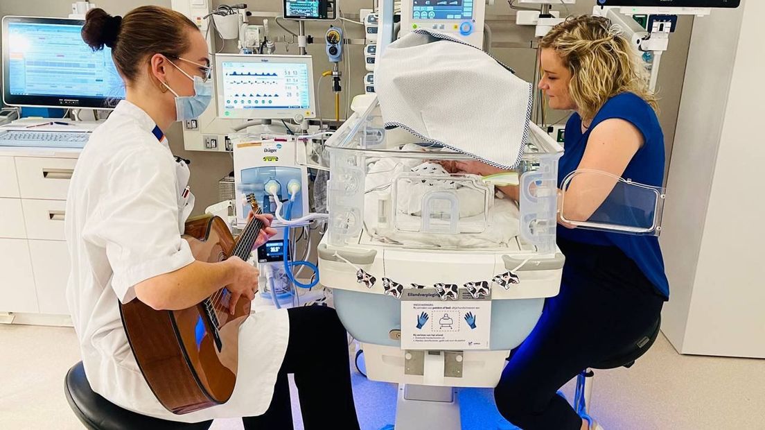 Muziektherapeute Janneke Oldengarm (23) met Djurre en Jeanet Draaijer (27)