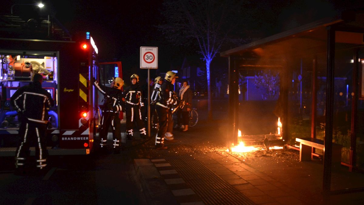 Vandalen steken bushokje in brand in Westerhaar-Vriezenveensewijk