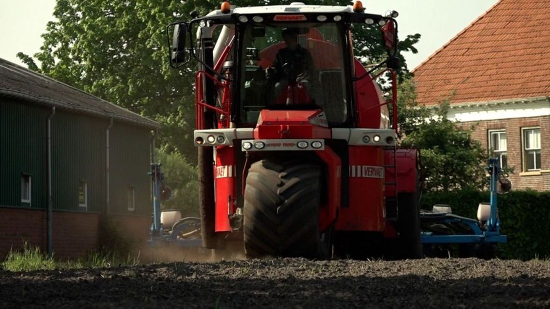 De machine op het land van boer Arjan.