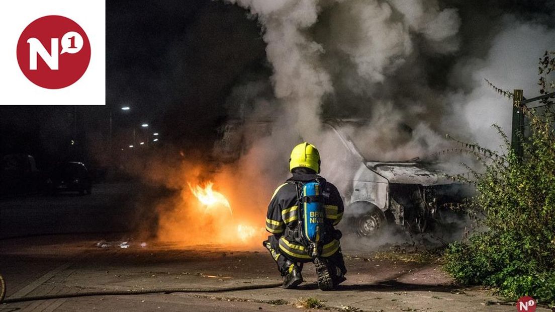 Een bestelbusje is maandagavond op de Bredestraat in de wijk Nijmegen-Nieuw-West volledig uitgebrand.