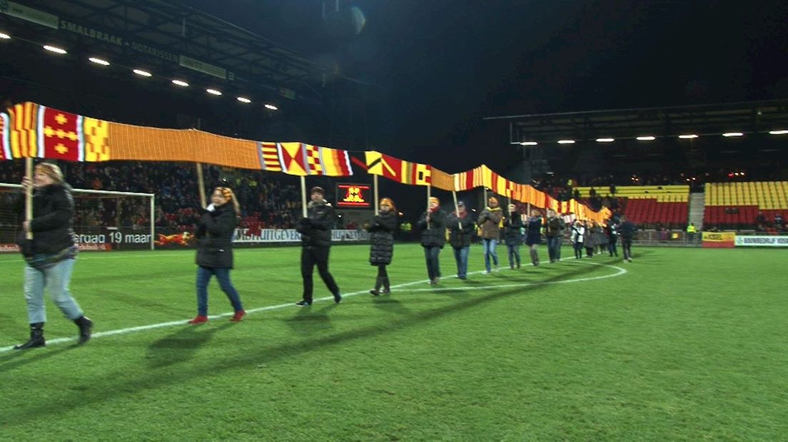 De sjaal wordt al slingerend door het stadion gedragen