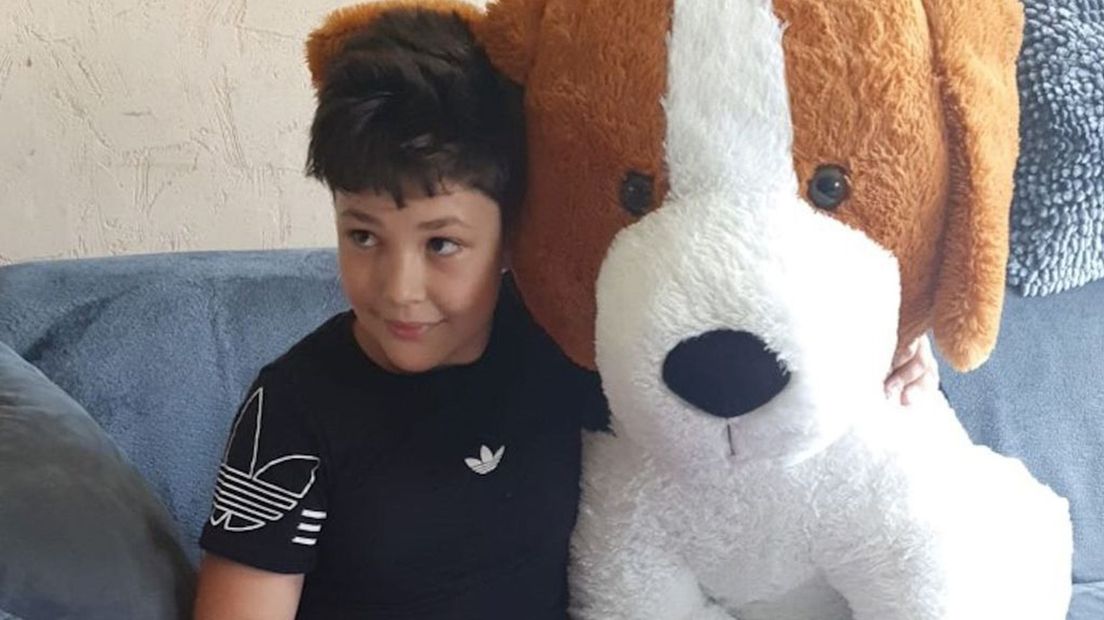 Mikail kreeg voor de schrik een grote knuffelhond.