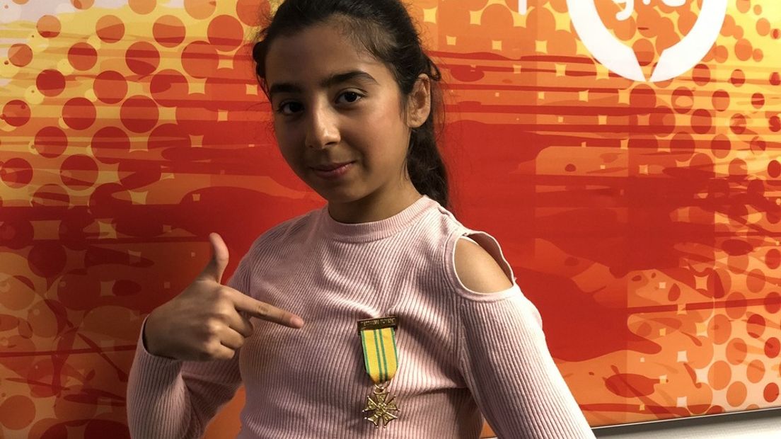 De 12-jarige Loujein Al Rabeei uit Elst heeft eindelijk weer een Vierdaagsekruisje. Loujein, die oorspronkelijk uit Syrië komt, was haar kruisje verloren. Dankzij het tv-programma Helden van 2017 kan zij weer genieten van het felbegeerde Vierdaagsekruisje .