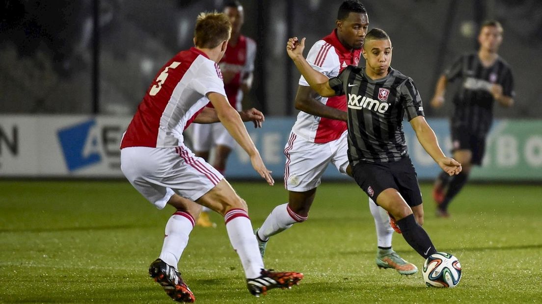 Bilal Ould-Chikh en Robert van Koesveld in duel