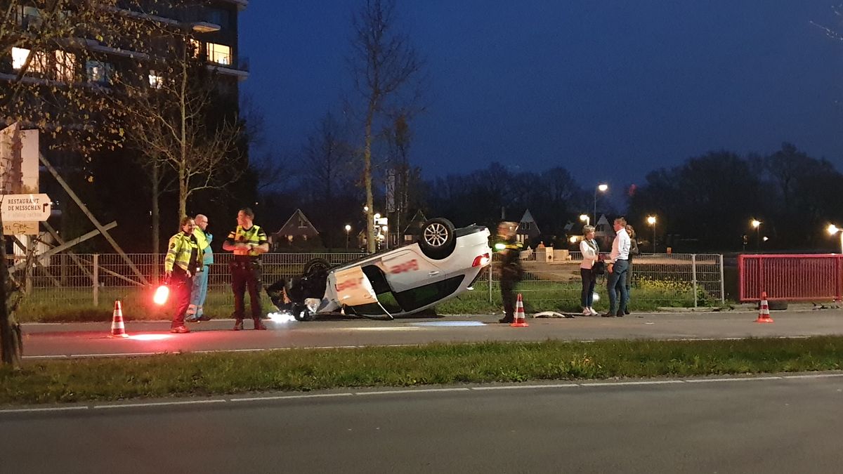 Auto over de kop op de Peelo in Assen