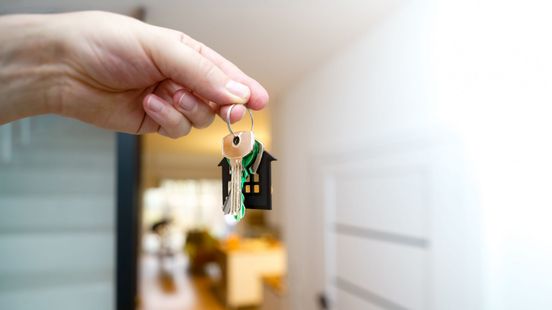 Man woont in sociale huurwoning, terwijl hij al een huis heeft en zelfs tweede huis koopt Nieuws