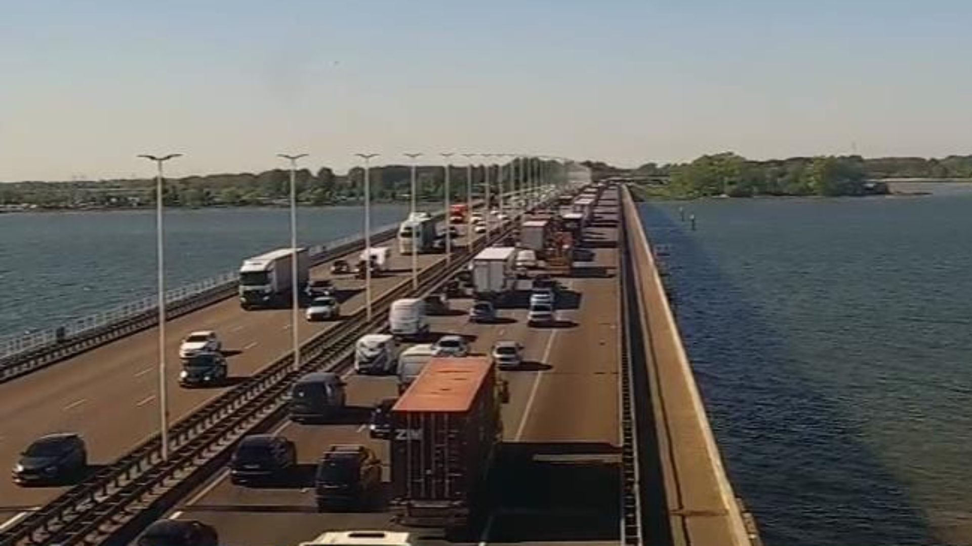 Op de A16 staat ruim een uur file bij Dordrecht in noordelijke richting.