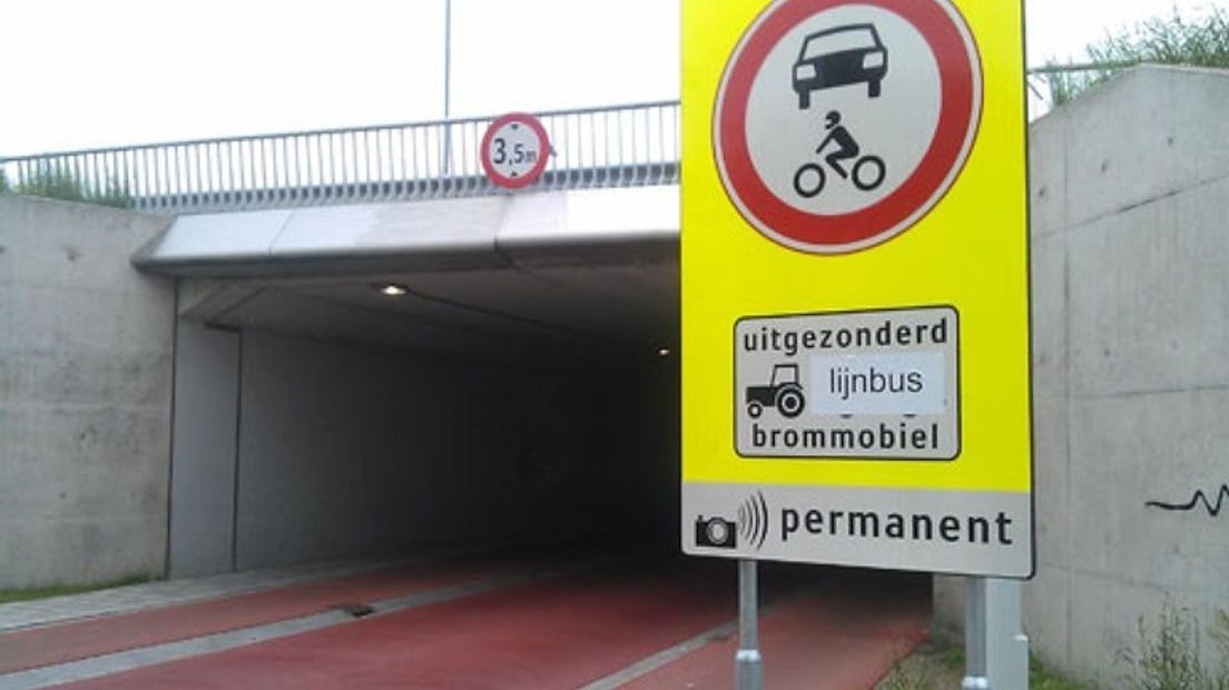 Bestuurders die sinds eind 2012 door het tunneltje onder de A12 bij De Klomp reden en daarvoor een boete kregen, moeten gewoon betalen. Dat bepaalde de kantonrechter in Arnhem vrijdagmiddag.