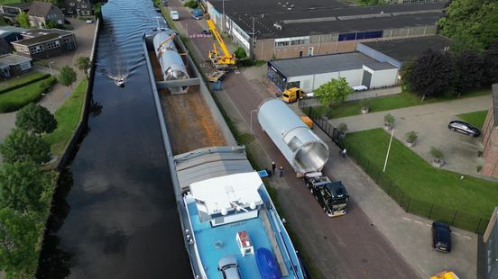 FrieslandCampina vervoert reusachtige melktanks door Drenthe