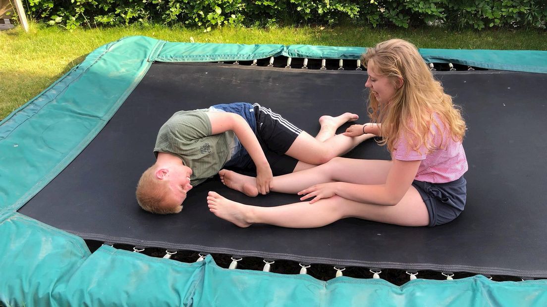 Marijn en zijn zus Esmée op de trampoline