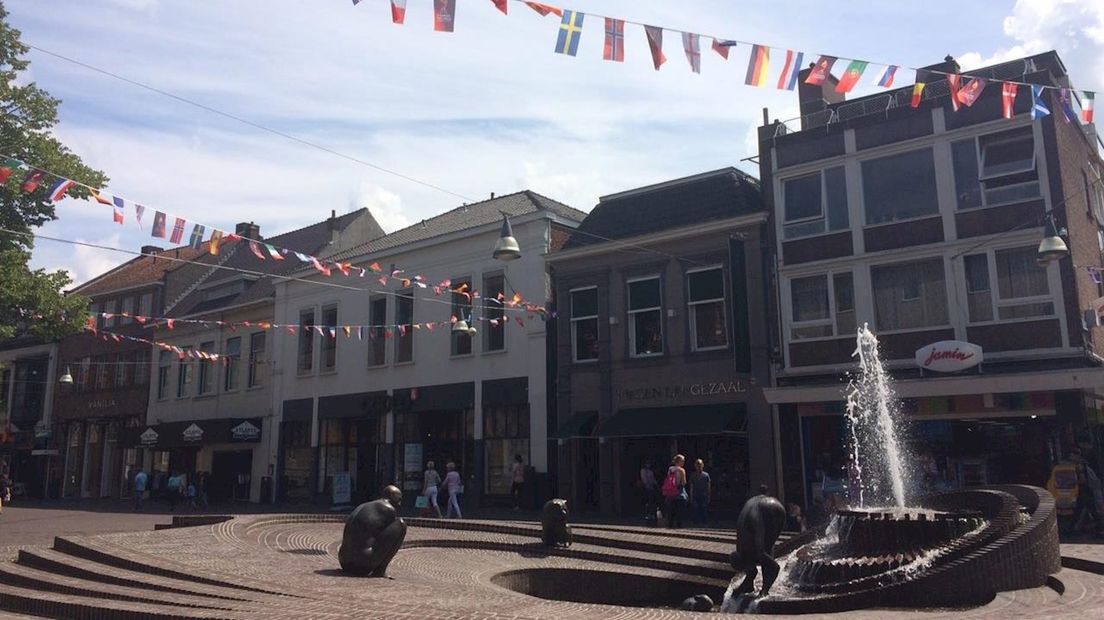Feestelijk wapperende vlaggetjes met oog op EK-finale