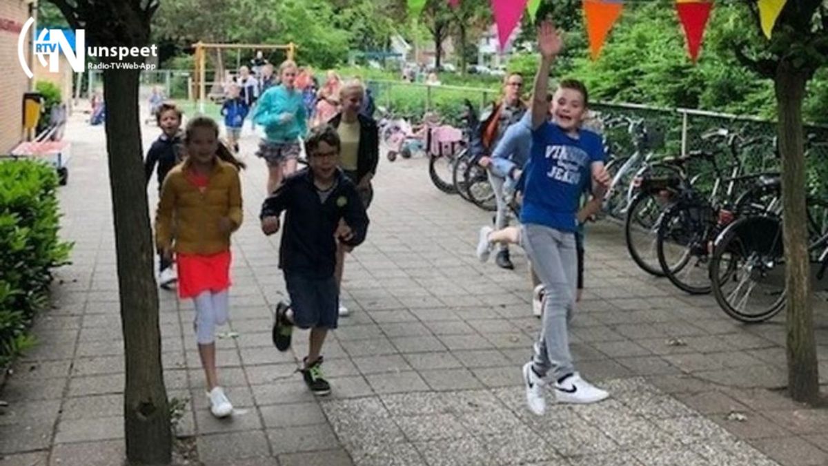 Leerlingen leggen al lopend of rennend een Engelse mijl af - Omroep