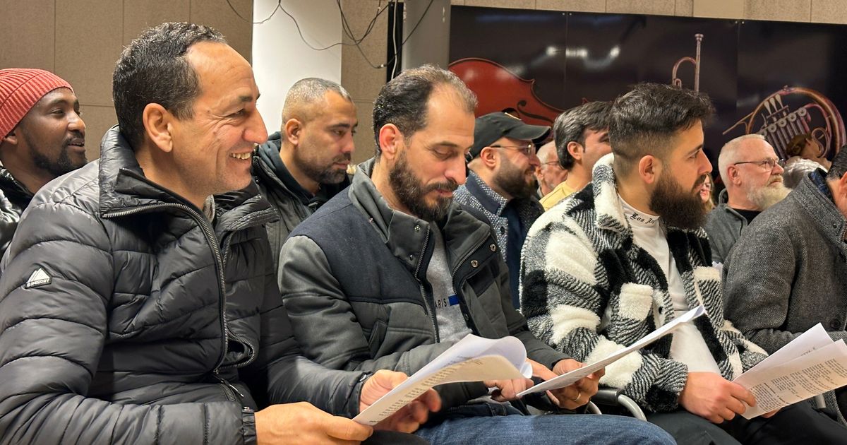 Nederlands leren door de longen uit je lijf te zingen: 'Iets op melodie