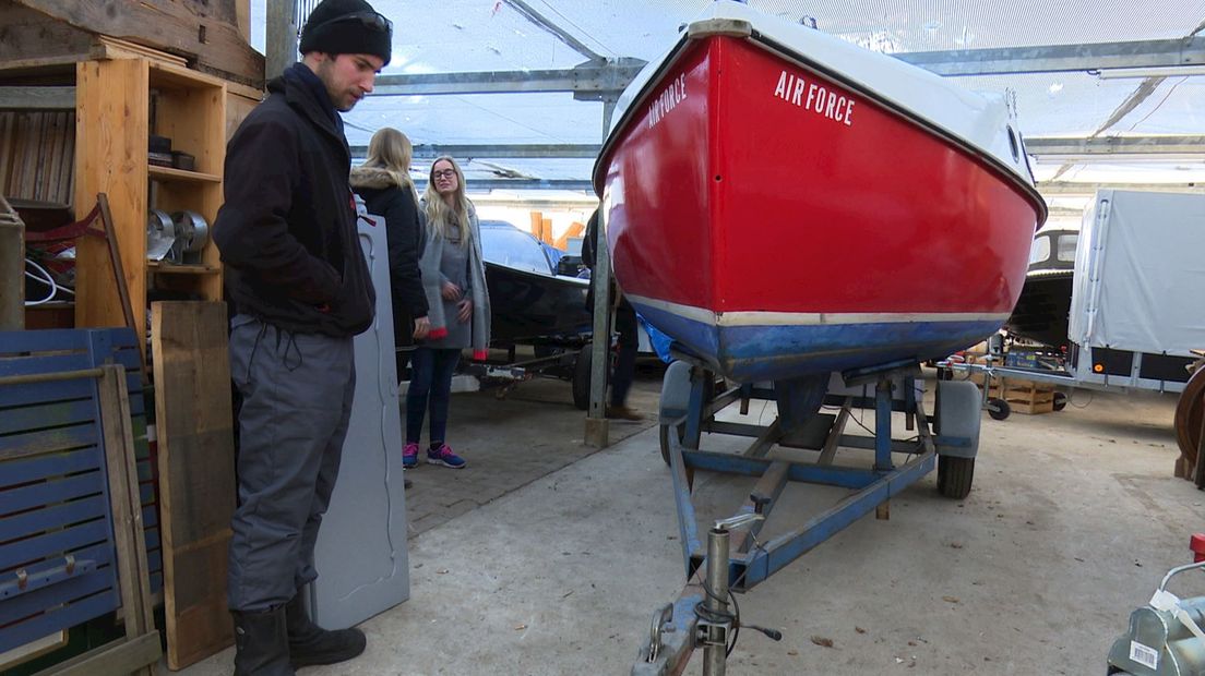 Jeroen Scheper inspecteert zijn zeilboot in de winterstalling