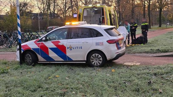 Fietsster glijdt uit en breekt been