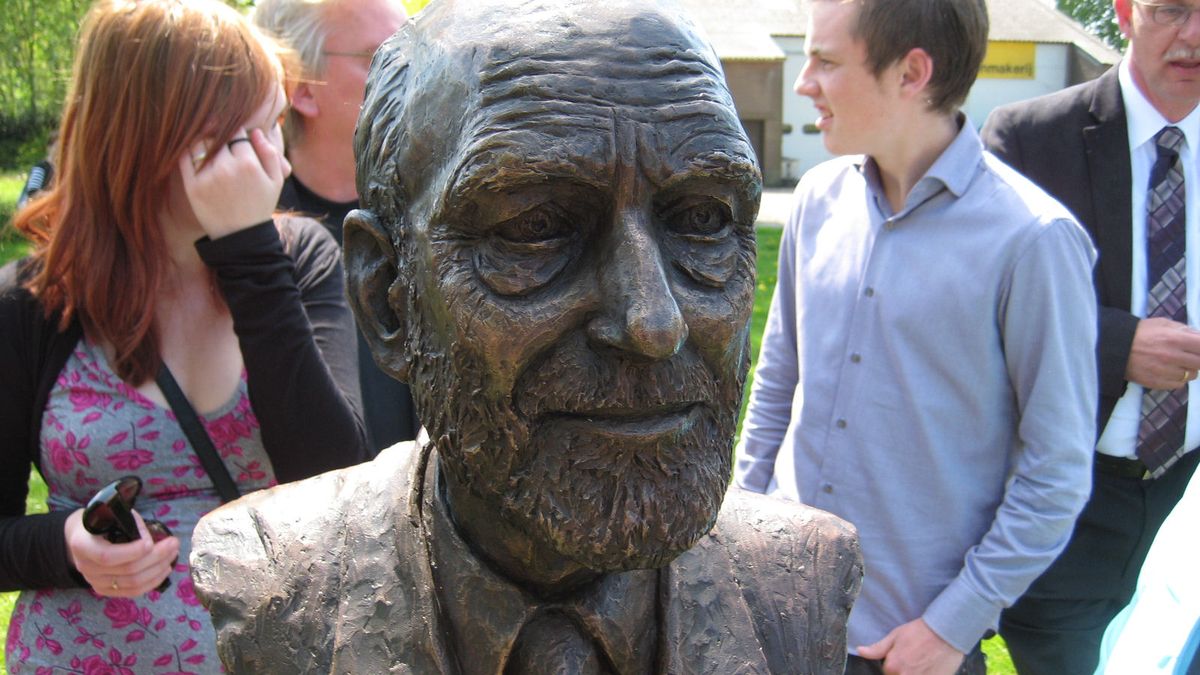 Beeld Max Douwes in Klijndijk onthuld