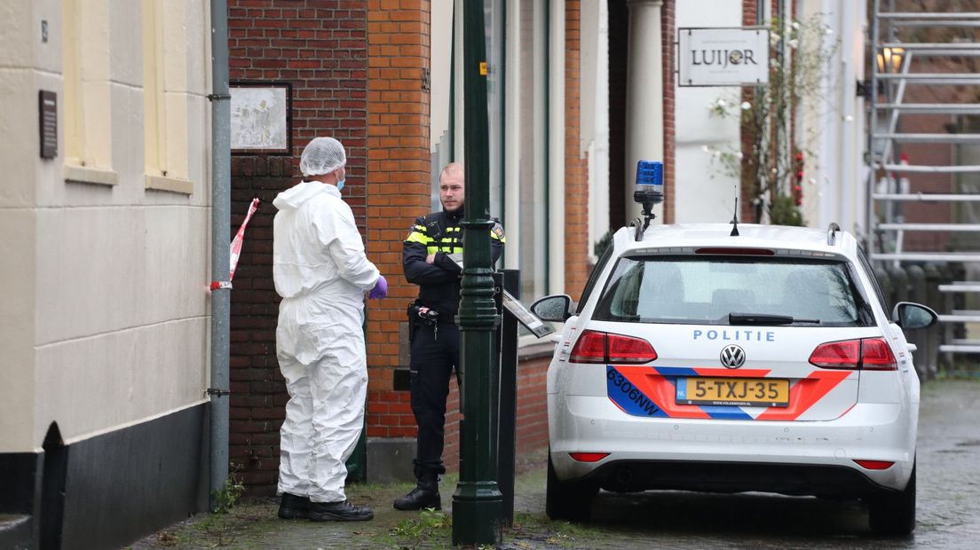 Politie doet onderzoek na de vondst van een dode vrouw