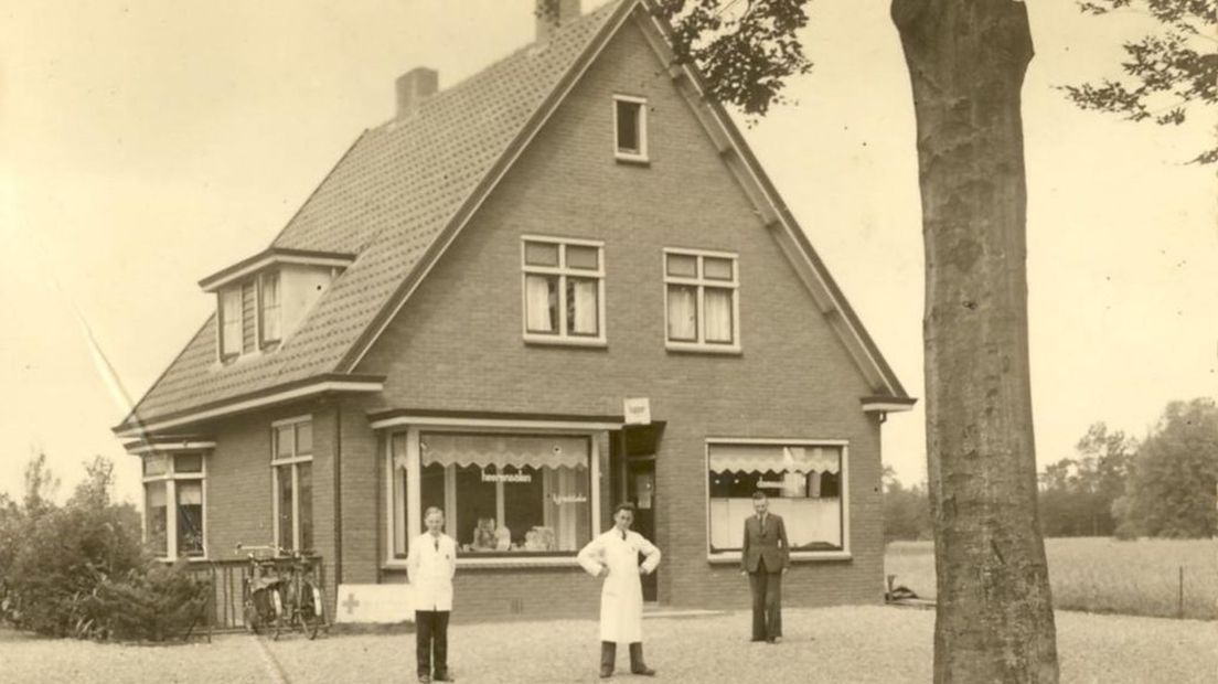 Kapper Henk Radstake (rechts) voor zijn huis