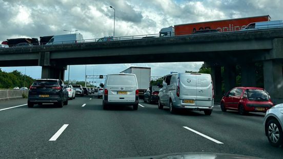Ongelukken en vrachtwagen met pech zorgen voor lange files in drukste spits. Ongelukken en vrachtwagen met pech zorgen voor lange files in drukste spits.