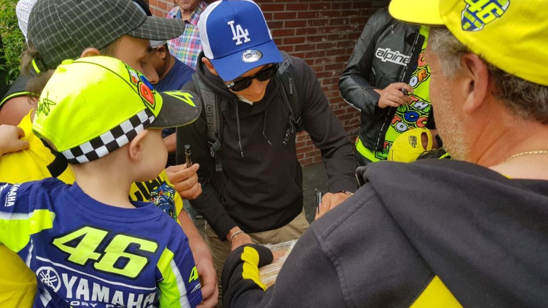 Rossi neemt na aankomst de tijd voor zijn fans