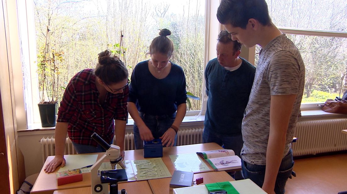 Studenten lossen vraagstukken op in de biologie escaperoom.