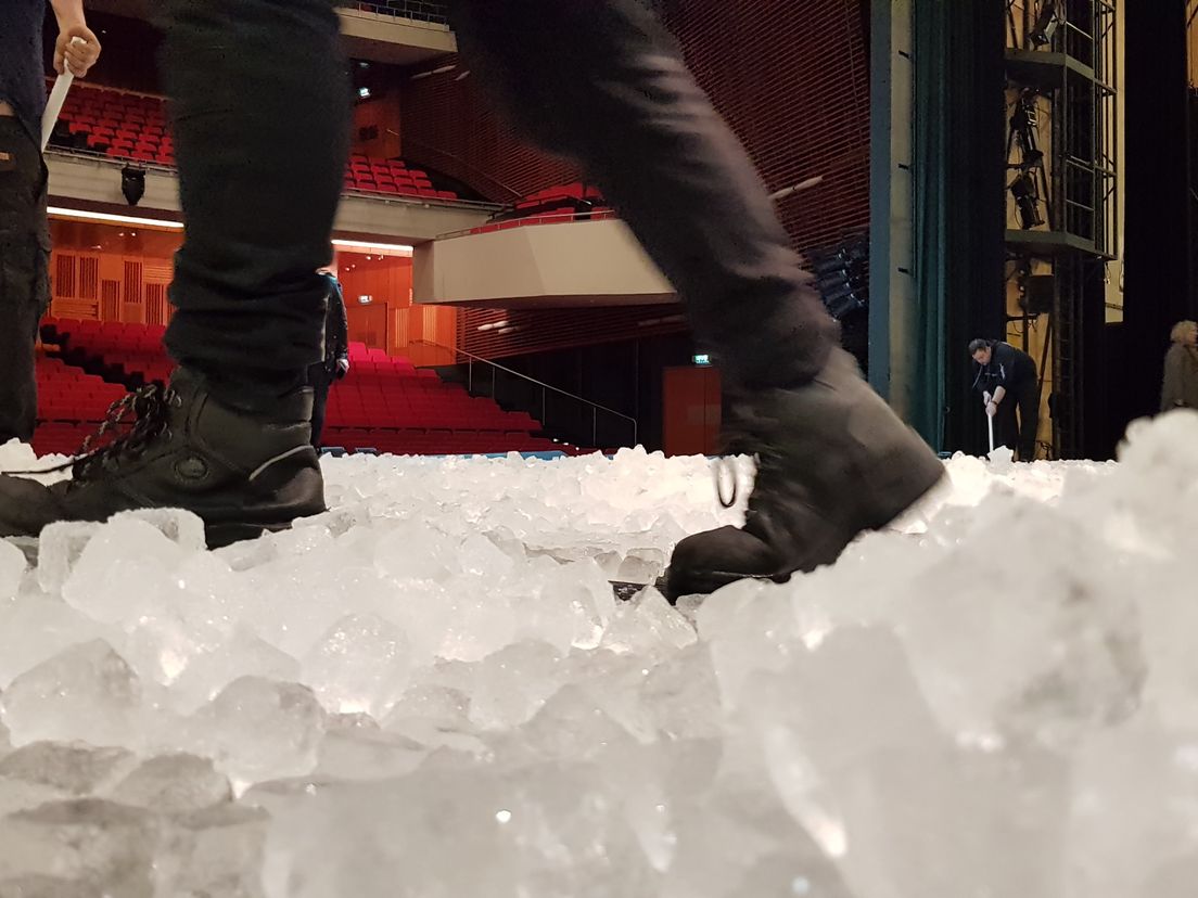 Vier ton aan ijsblokjes is veel goedkoper dan een opgespoten ijsvloer laten aanleggen bij het theater.
