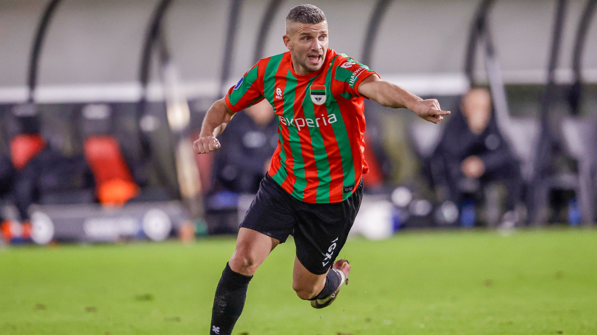 LIVE | NEC wil met zege druk op Feyenoord houden