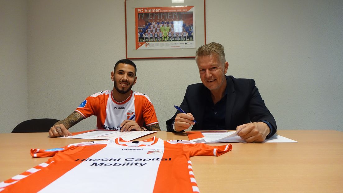 Sergio Peña tekent zijn contract bij Emmen (Rechten: FC Emmen)