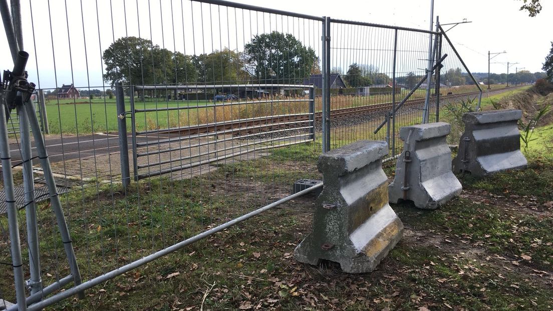 ProRail heeft donderdagochtend betonblokken geplaatst bij een onbewaakte spoorwegovergang aan de Mijllerweg in Lunteren (gemeente Ede).