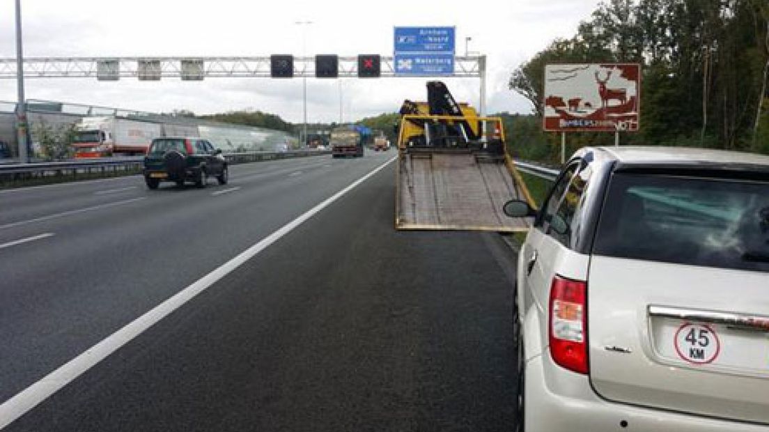 Vrouw met brommobiel van A12 bij Arnhem gehaald