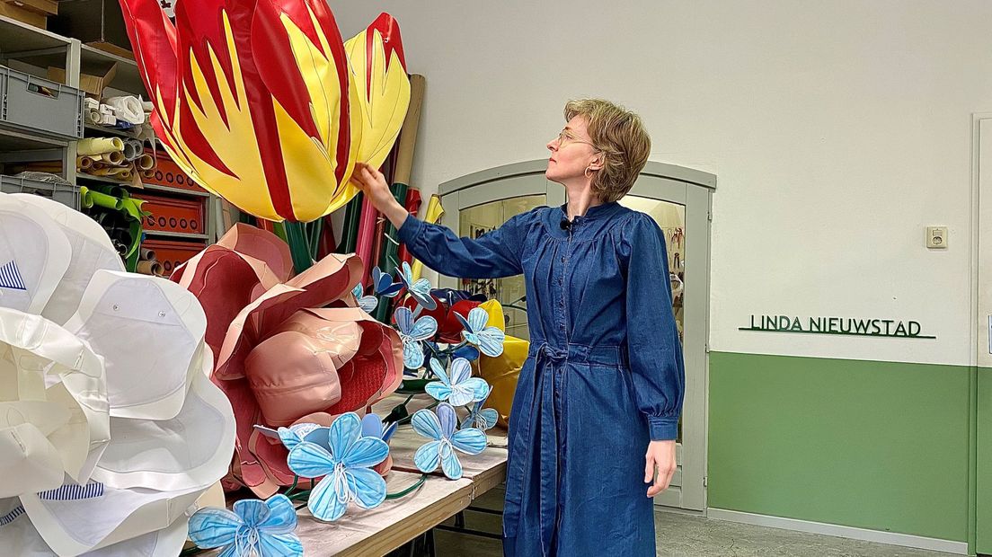Het enorme bloemstuk in de atelier van kunstenaar Linda Nieuwstad