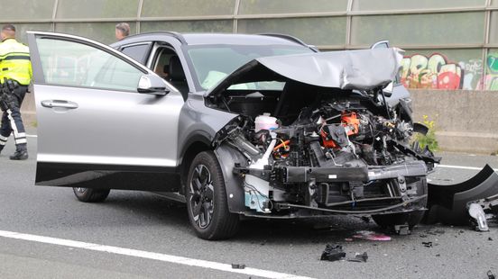 Vier autos flink beschadigd na kettingbotsing | Man uit sloot gehaald en gereanimeerd. Vier autos flink beschadigd na kettingbotsing | Man uit sloot gehaald en gereanimeerd.