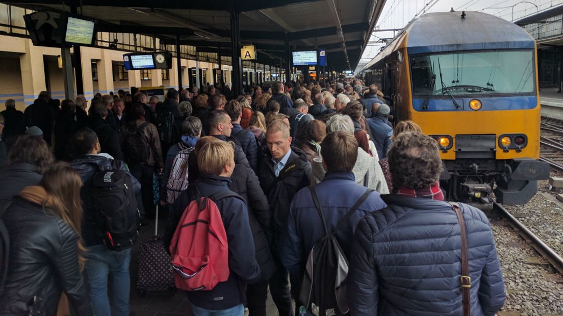 Het was maandag erg druk op het station in Amersfoort.