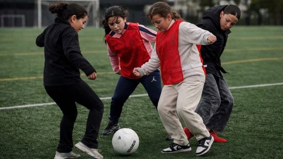 Enige voetbalclub alleen voor meiden en vrouwen houdt open dag: 'Velen stoppen na hun twaalfde' Nieuws