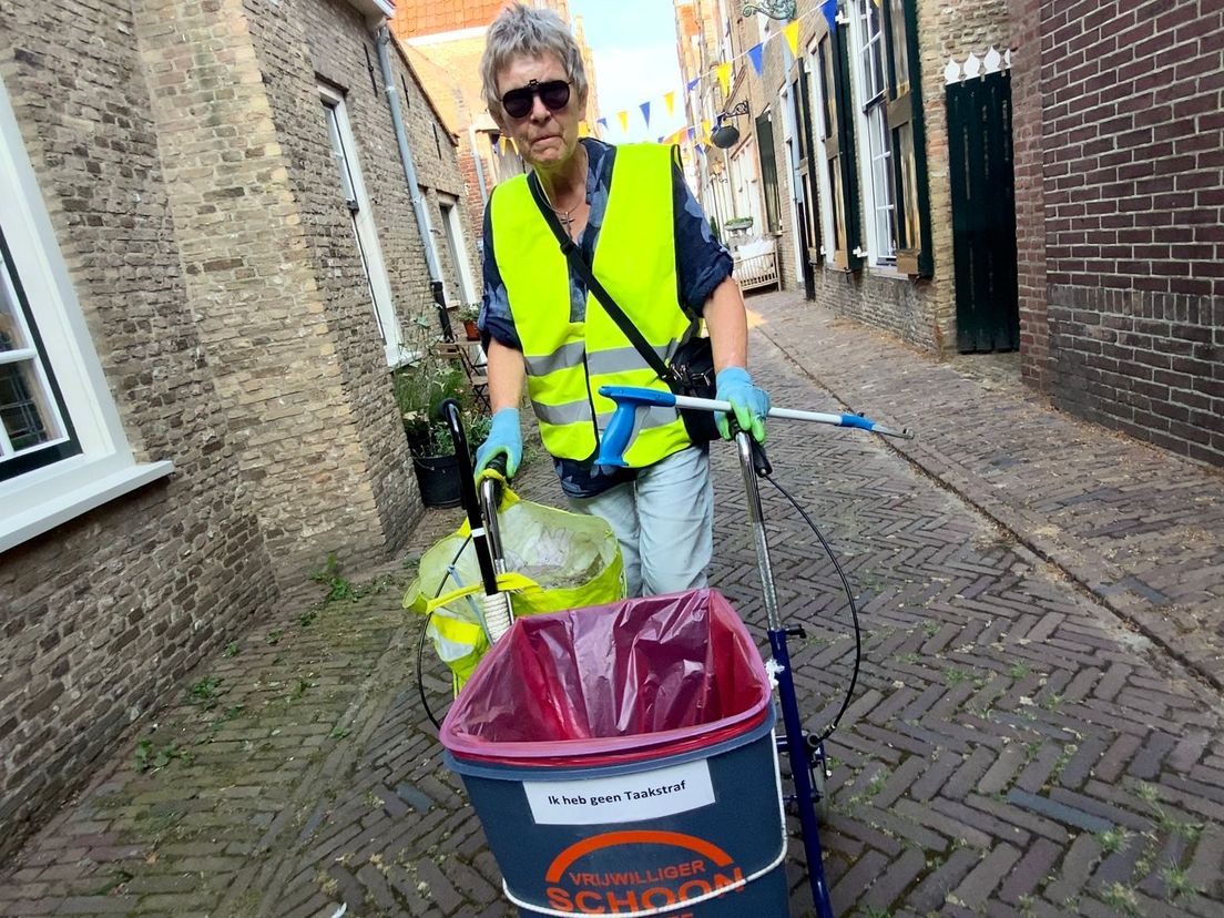 Renée houdt met haar prikstok en afvalbak de straten van Sommelsdijk schoon