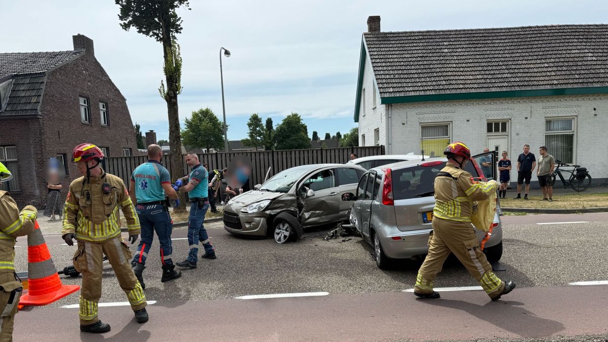 Gewonde naar ziekenhuis na botsing met twee auto's