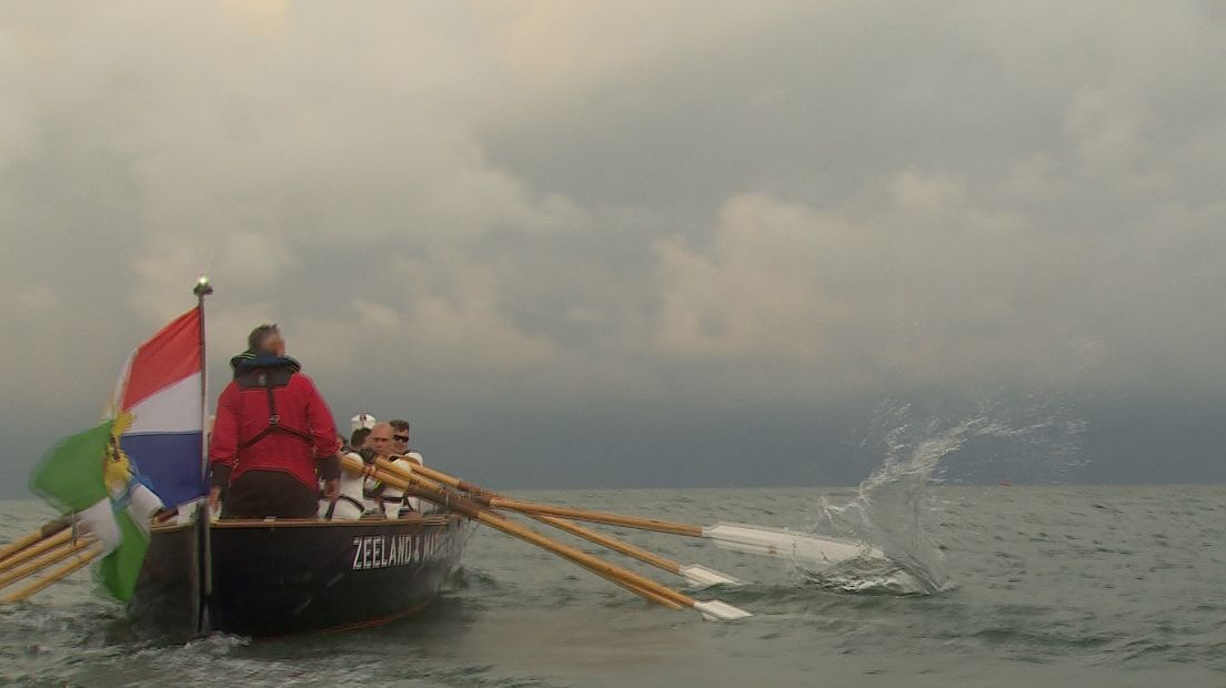 Ze zijn vertrokken! Oud-mariniers roeien van Vlissingen naar Rotterdam
