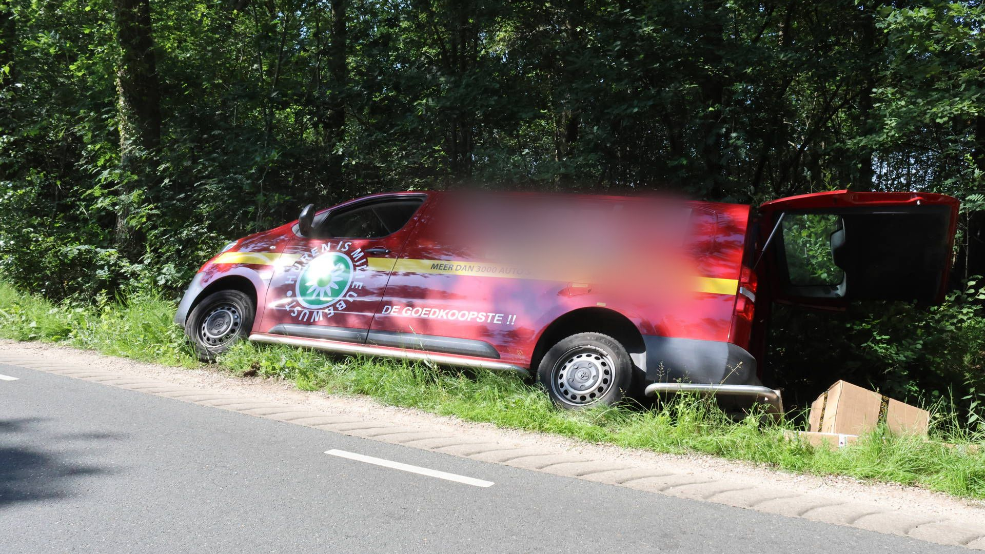 Bestelbusje zakt in greppel na uitwijkmanoeuvre