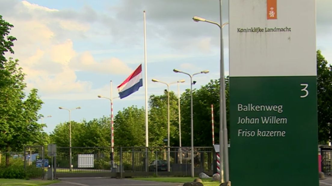 De vlag hangt inmiddels halfstok bij de kazerne in Assen (Rechten: Jeroen Kelderman / RTV Drenthe)