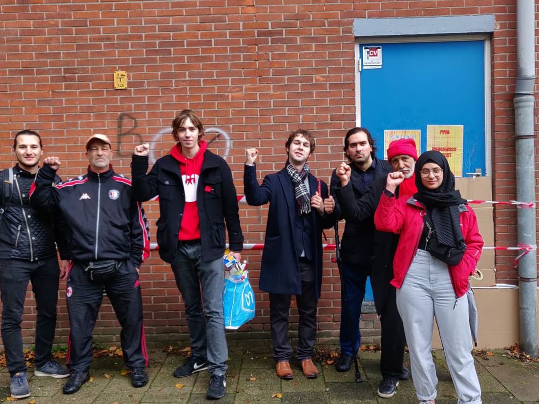 Tweebossers en SP jongeren bekladden het pand van de PvdA