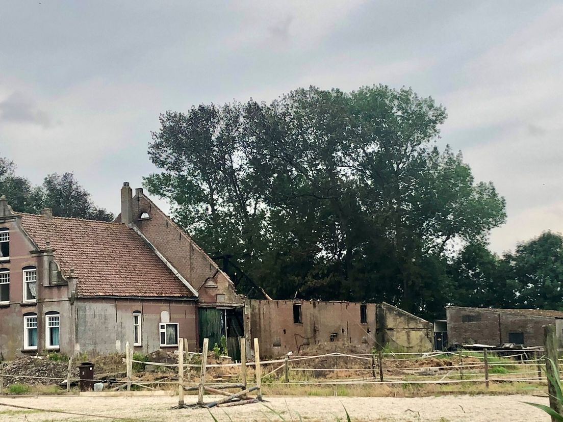 De afgebrande schuur aan de Geerweg in Den Bommel (Bron: Jelle Gunneweg - Rijnmond)