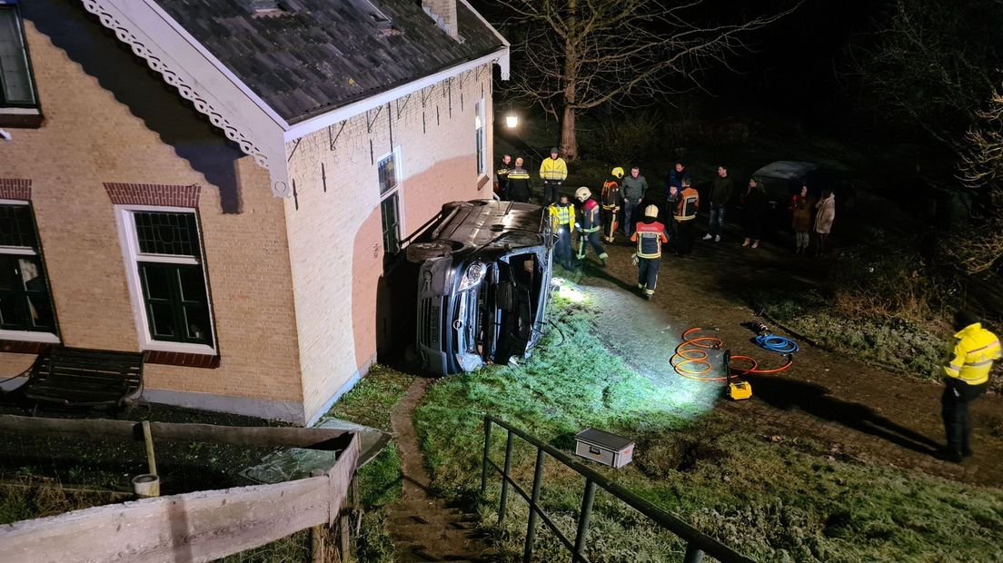 Het busje eindigde op zijn zijkant onderaan de dijk