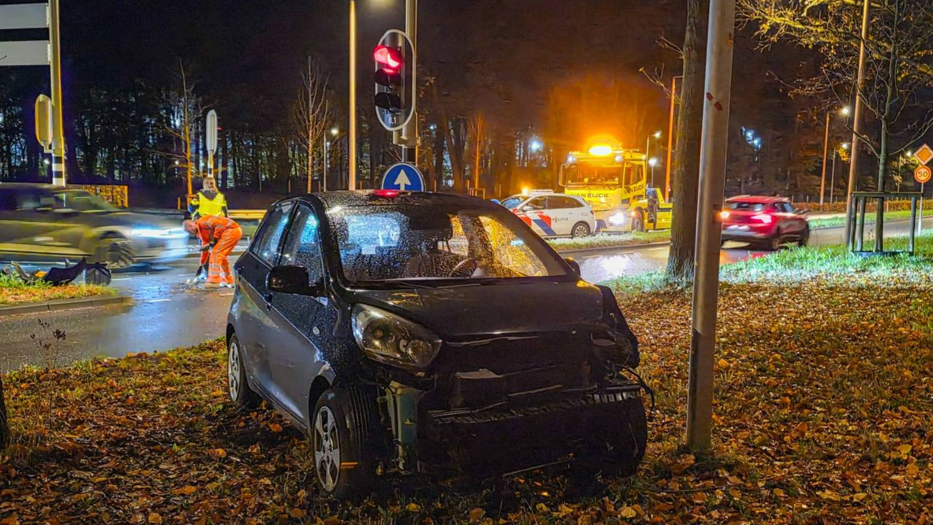 Auto tegen lantaarnpaal na botsing.